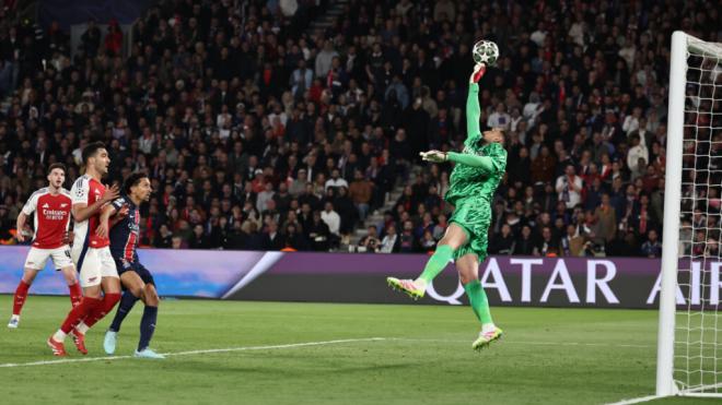 Parada de Gianluigi Donnarumma en el partido contra el Arsenal (Foto: EFE)