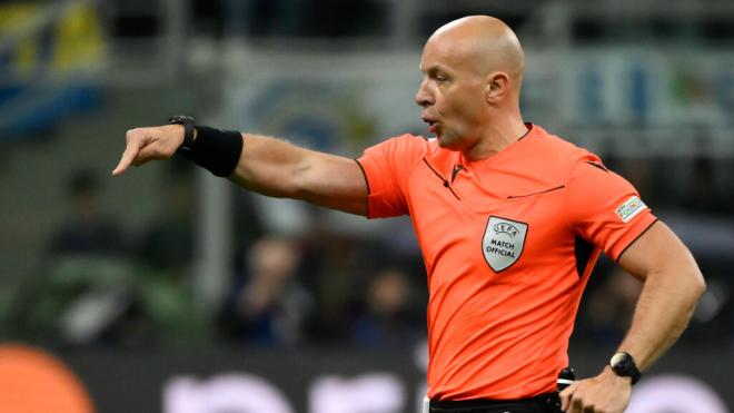Szymon Marciniak recibió el apoyo de la UEFA tras el Inter-Barcelona (foto: Cordon Press)