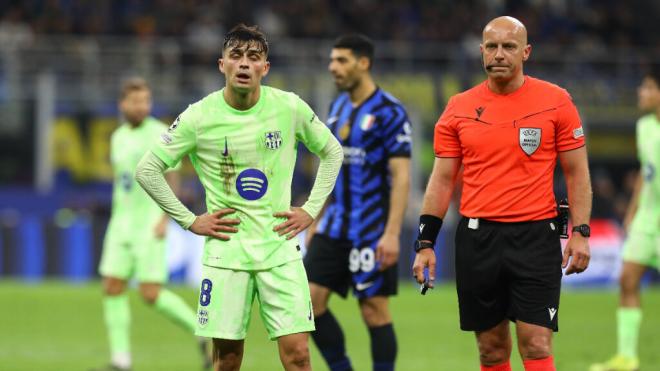 Szymon Marciniak, junto a Pedri en el Inter-Barcelona (foto: Cordon Press).