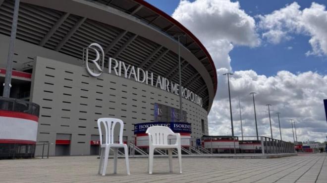 Las dos sillas de Bad Bunny en el Riyadh Air Metropolitano (Redes Sociales)