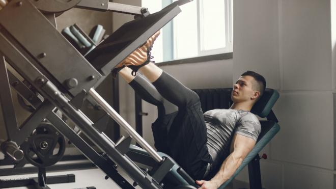 Hombre en el gimnasio haciendo prensa (Foto: Freepik)