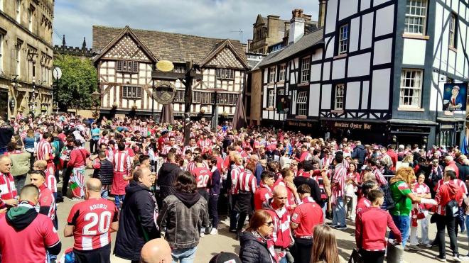 Los aficionados del Athletic Club disfrutan del día en Manchester (Foto: ElDesmarque).