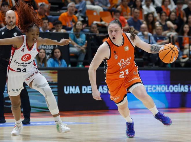 Valencia Basket y la Fonteta golpean primero hacia el tercer título de liga (75-65)