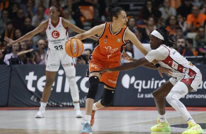 Valencia Basket y la Fonteta golpean primero hacia el tercer título de liga (75-65)