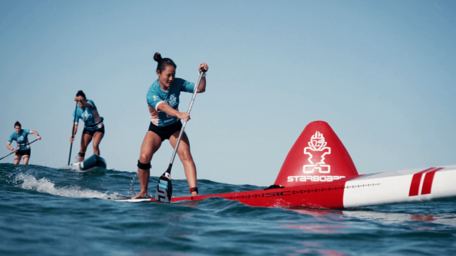 Surfistas en la playa de La Barrosa (Sancti Petri SUP Race)