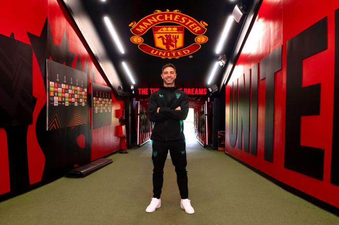 Yeray posa en Old Trafford, campo del Manchester United (Foto: Athletic Club).