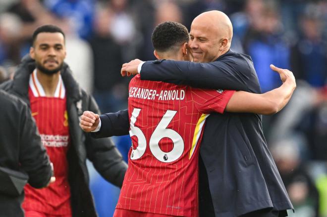 Arne Slot abrazando a Alexander-Arnold (Cordon Press)