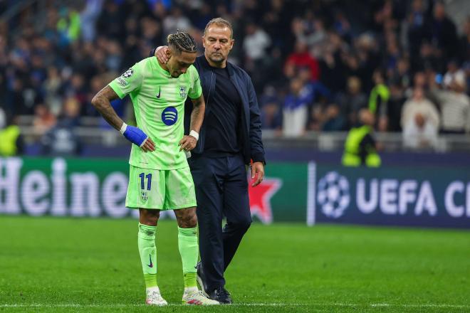Hansi Flick consolando a Raphinha tras la derrota (Cordon Press)