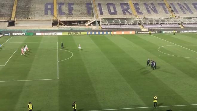 Directiva y jugadores del Betis sobre el Artemio Franchi (Foto: Álvaro Borrego).