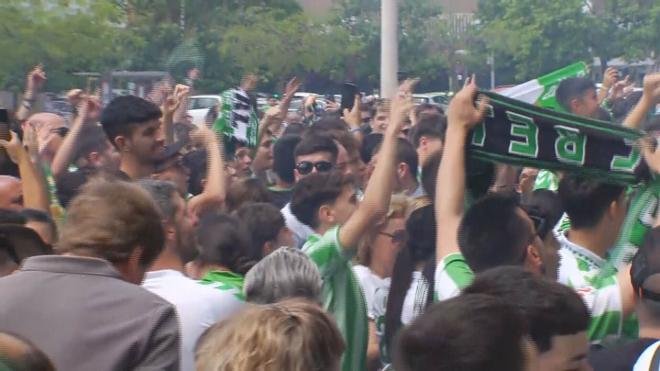 La afición del Betis, esperando el autobús verdiblanco.