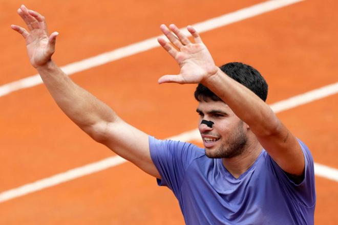 Carlos Alcaraz saluda tras su victoria en el Masters 1.000 de Roma (Foto: Cordon Press).