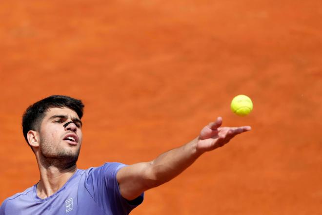 Carlos Alcaraz saca en un partido en el Masters 1.000 de Roma (Foto: Cordon Press).