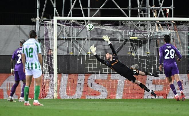 Imagen del golazo de Antony en el Fiorentina-Betis (Foto: EFE).