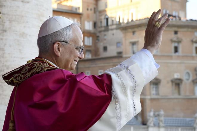 Leon XIV, en el balcón del Vaticano en su primera aparición pública como Papa (Foto: Cordon Pres
