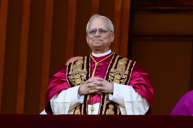 Leon XIV, en el balcón del Vaticano en su primera aparición pública como Papa (Foto: Cordon Pres