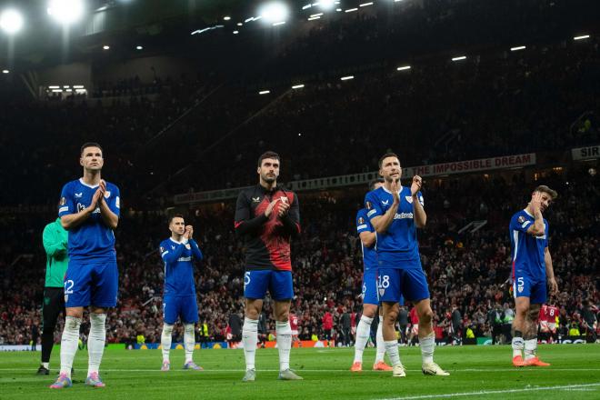Los jugadores agradecen el apoyo a la afición en Old Trafford (Foto: Athletic Club).