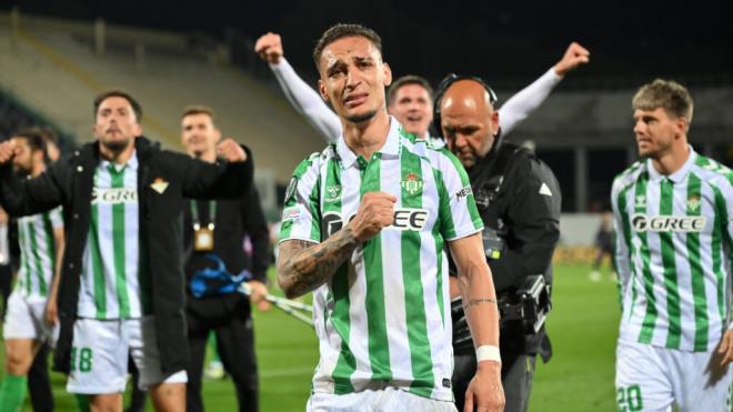 Antony, visiblemente emocionado, celebra el pase del Betis con la afición (foto: Cordon Press).