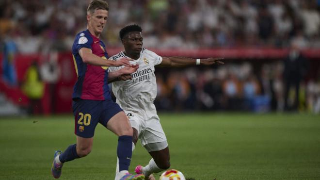 Dani Olmo, ante Aurelién Tchouaméni durante un Barcelona-Real Madrid (foto: Cordon Press).