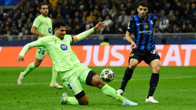 Ronald Araújo ante Mehdi Taremi, durante el Inter-Barcelona (foto: Cordon Press).