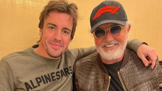 Fernando Alonso y Flavio Briatore, en un bar (Foto: @fernandoalo_oficial).