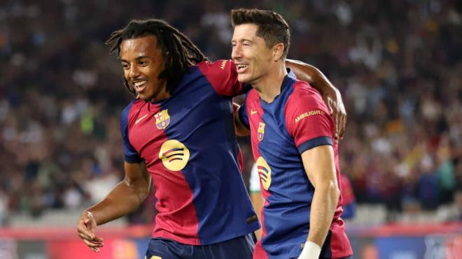 Jules Koundé celebrando un gol con Robert Lewandowski (Cordon Press)