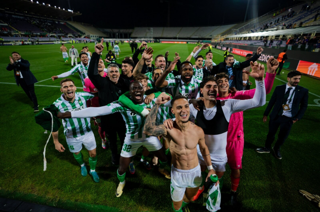 Antony, junto al resto del equipo, celebran el pase a la final con la afición. (Foto: Real Betis)