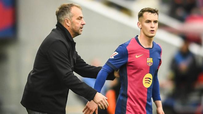 Hansi Flick y Marc Casadó en un partido del Barça (Cordon Press)