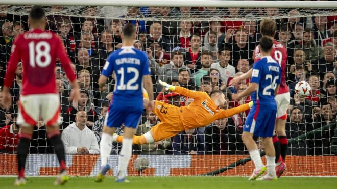 Vuelo de Julen Agirrezabala en la semifinal ante el Manchester en Old Trafford (Foto: Athletic Club).