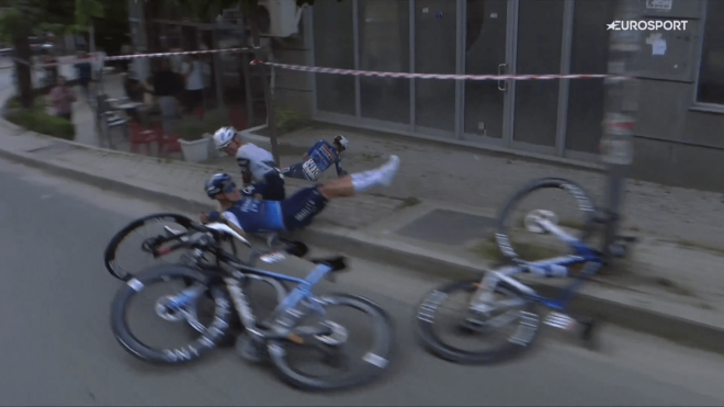 La caída de Mikel Landa en la etapa 1 del Giro de Italia (Imagen: Eurosport).