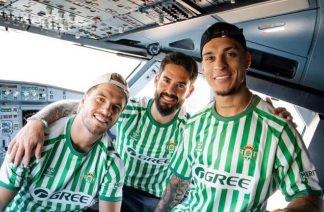 Gio Lo Celso, Isco y Antony posan con la camiseta del Betis en la final de la Conference (Foto: RBB
