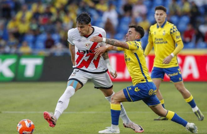 Andrei Ratiu y Alberto Moleiro pelean un balón en el Las Palmas-Rayo Vallecano (Foto: EFE).