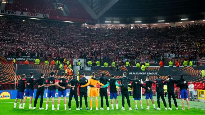 Los jugadores del Athletic y su afición, en Manchester (Foto: Athletic Club).
