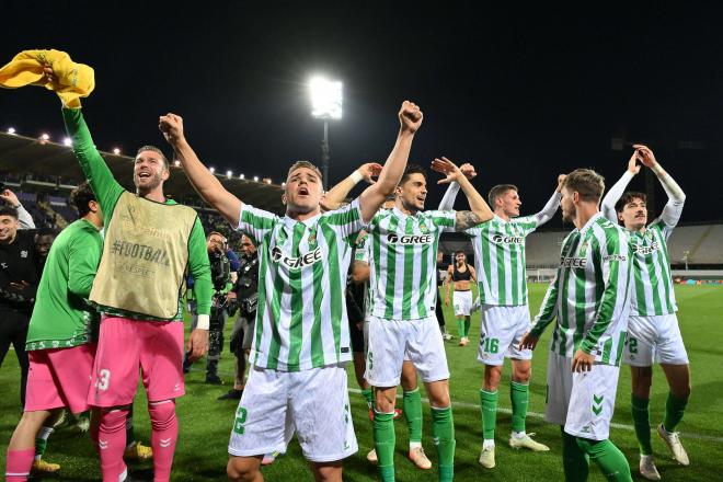 Los jugadores del Betis celebran la clasificación para la final de la Conference League (Foto: Cor