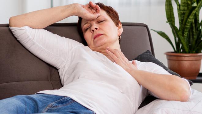 Mujer con muestras de cansancio y dolor de pecho (Foto: Freepik)