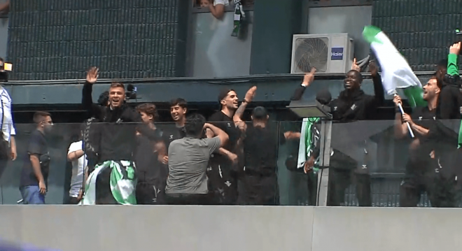 Pablo García, celebrando con los aficionados.