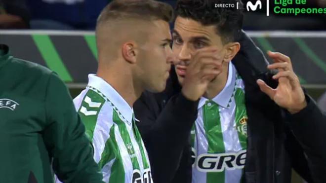 Marc Bartra, charlando con Pablo García.