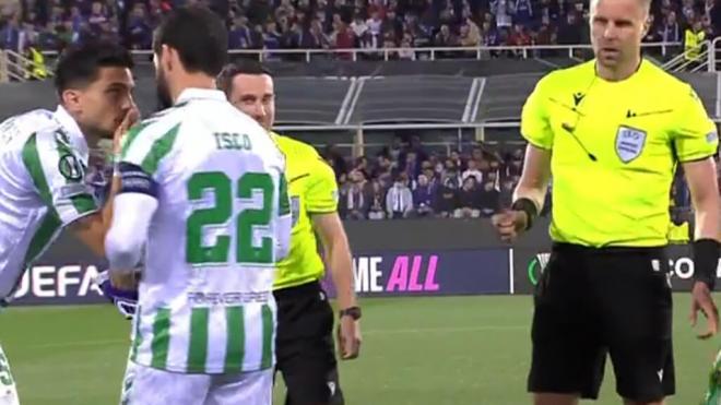 Marc Bartra, hablando con Isco Alarcón.