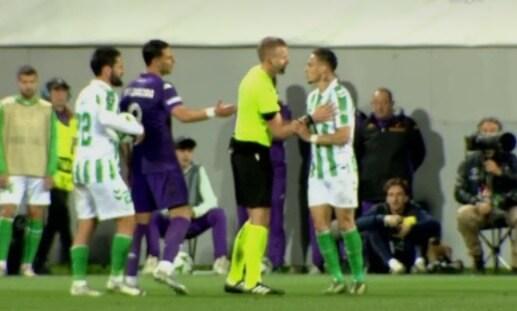 Antony, hostigado por los jugadores de la Fiorentina.