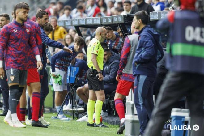 González Fuertes visualiza una jugada en el monitor en el Celta-Sevilla (FOTO: LALIGA).