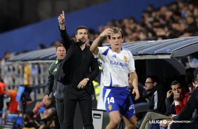 Gabi Fernández da indicaciones a los jugadores en el Zaragoza-Cartagena (FOTO: LALIGA).