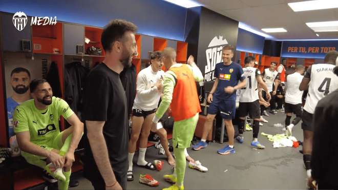 Carlos Corberán, entre los cánticos en el vestuario.