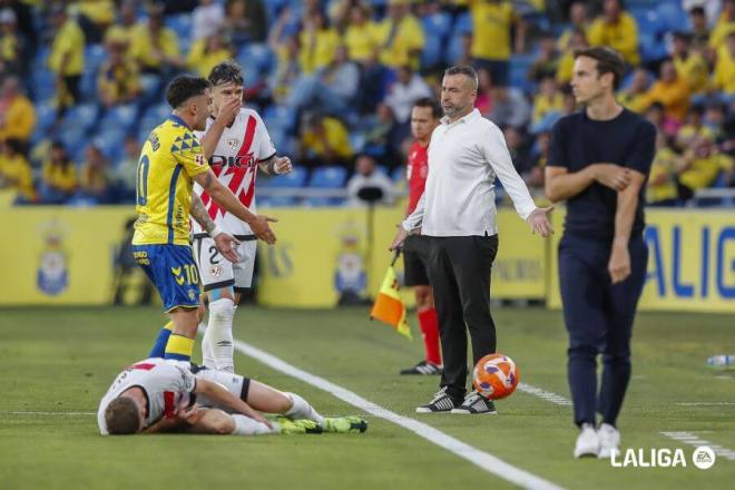 Diego Martínez protesta una acción del Las Palmas-Rayo (Foto: LALIGA).