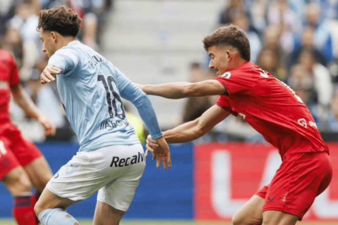 Pablo Durán ante Kike Salas (Foto: LaLiga).