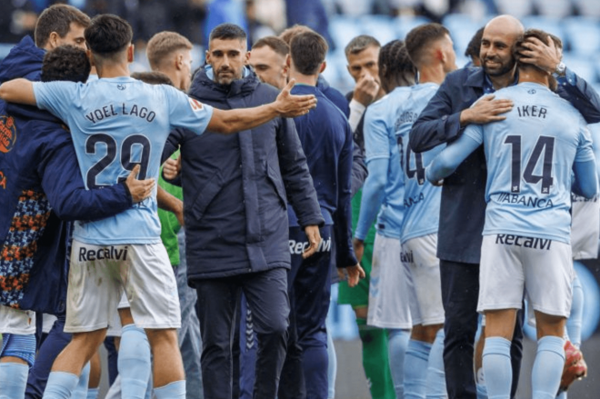 Claudio Giráldez felicita a sus jugadores (Foto: LaLiga).