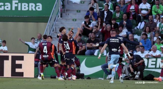 Los jugadores del Levante celebran un gol en casa del Elche (Foto: LALIGA).