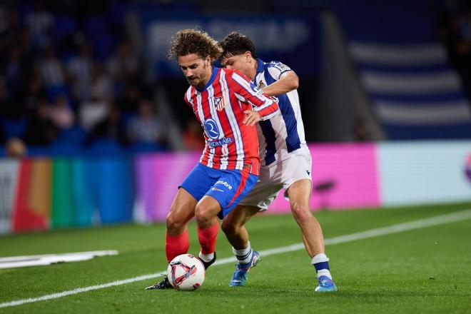 Griezmann y Aramburu en el partido de ida en Anoeta (Europa Press)