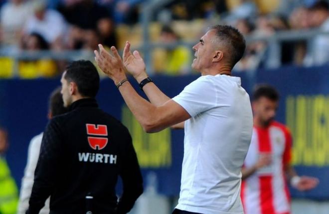 Gaizka Garitano da instrucciones en el Cádiz-Almería (Foto: LALIGA).