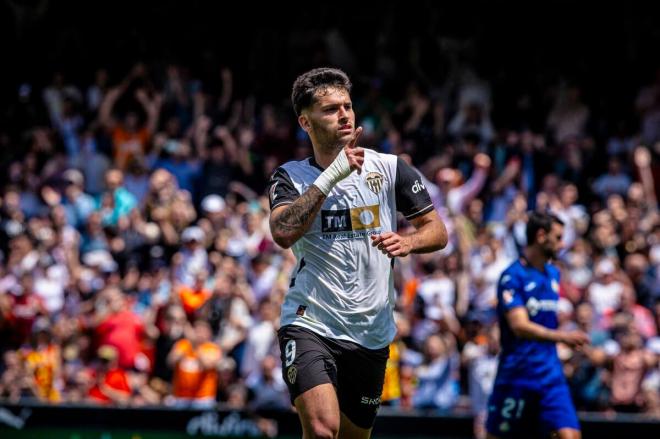 Gol de Hugo Duro ante el Getafe celebra su gol con el Valencia CF