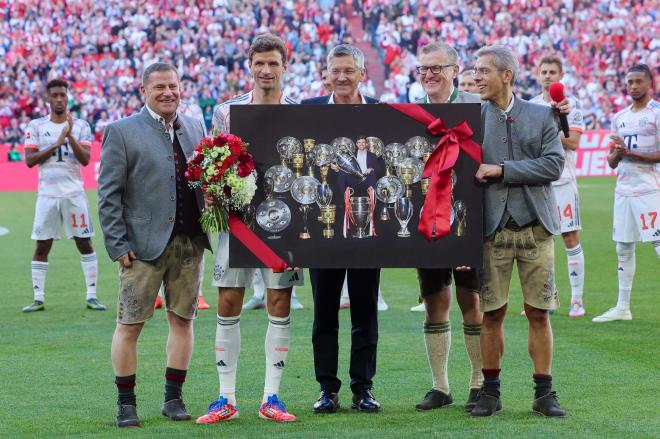 Thomas Müller, homenajeado por el Bayern de Múnich en su despedida (Foto: Cordon Press).