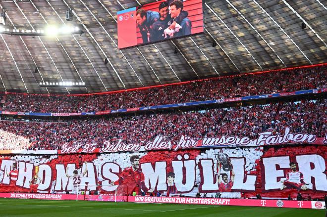 El homenaje a Thomas Müller de la afición del Bayern en el Allianz Arena (Foto: Cordon Press).